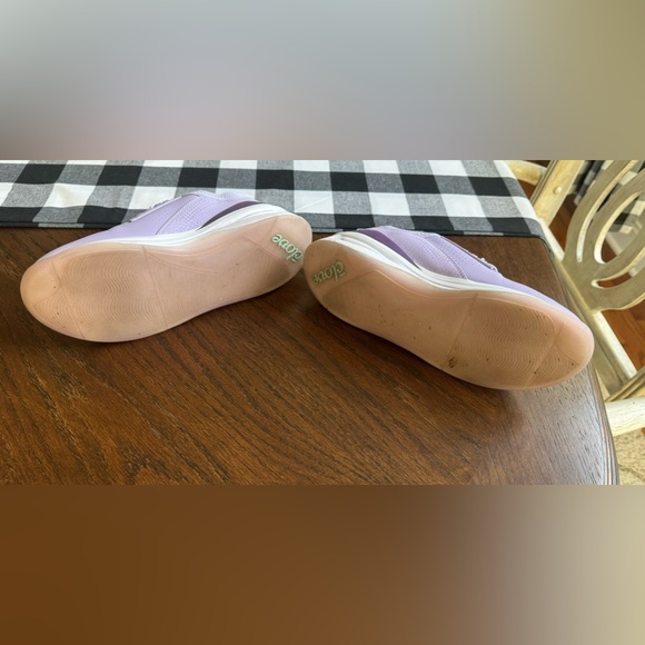 Clove Women’s Classic Lavender Sneakers - Picture 12 of 12